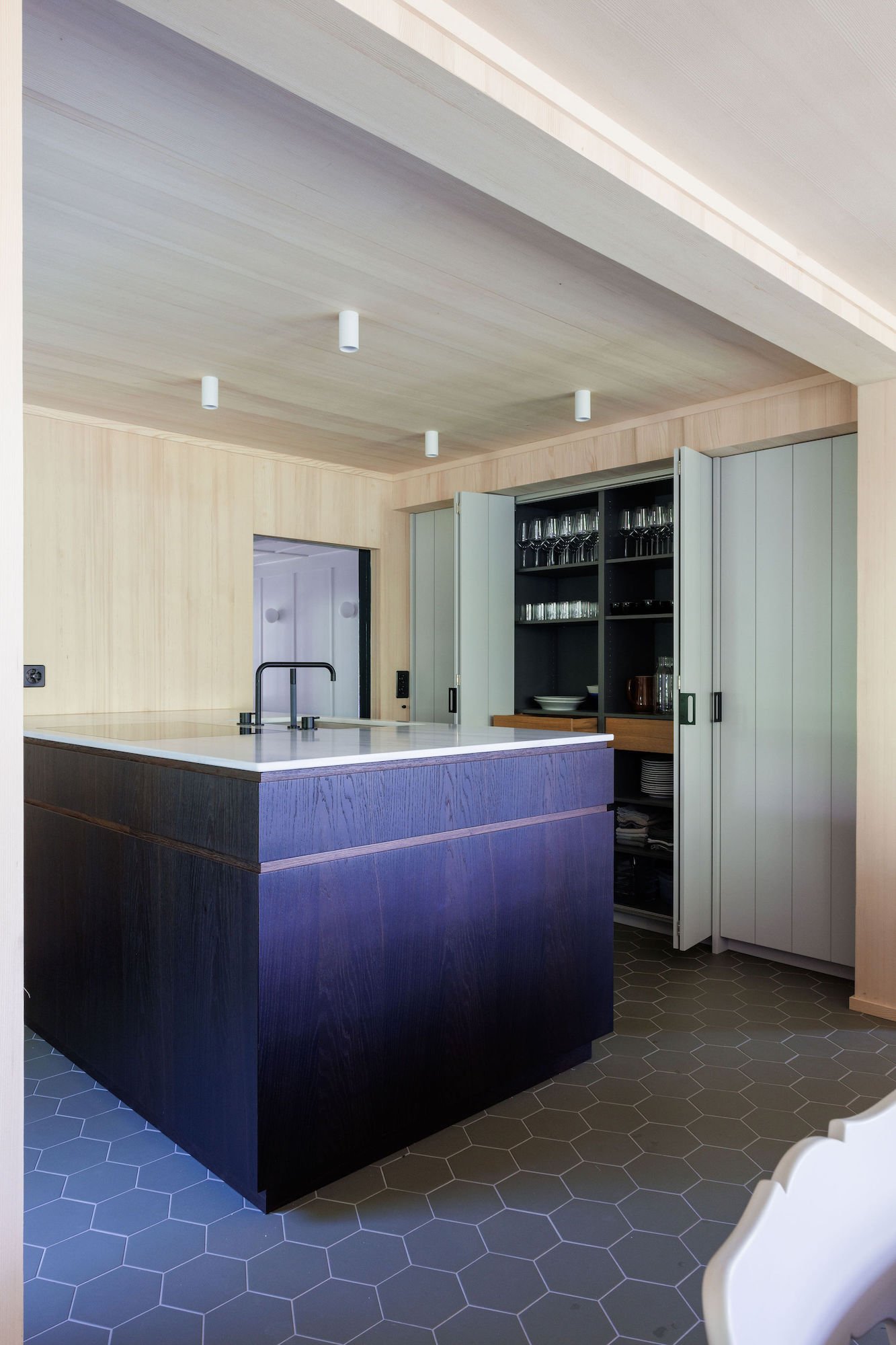 Einbau einer massgeschneiderten Küche für ein Ferienhaus in St.Antönien im Kanton Graubünden 