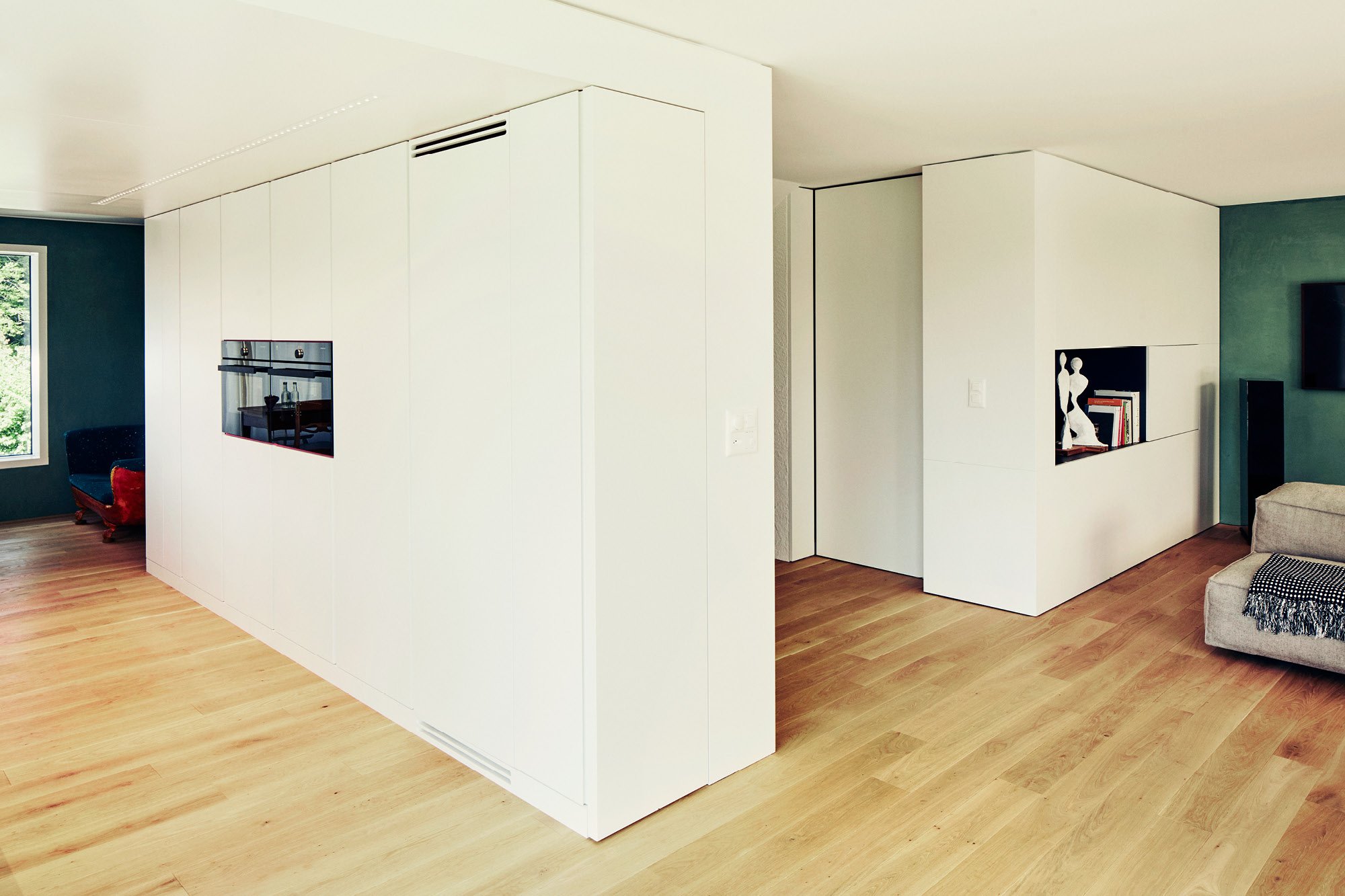Schrankfront Küche mit passender Raumtrennung Wohnzimmer