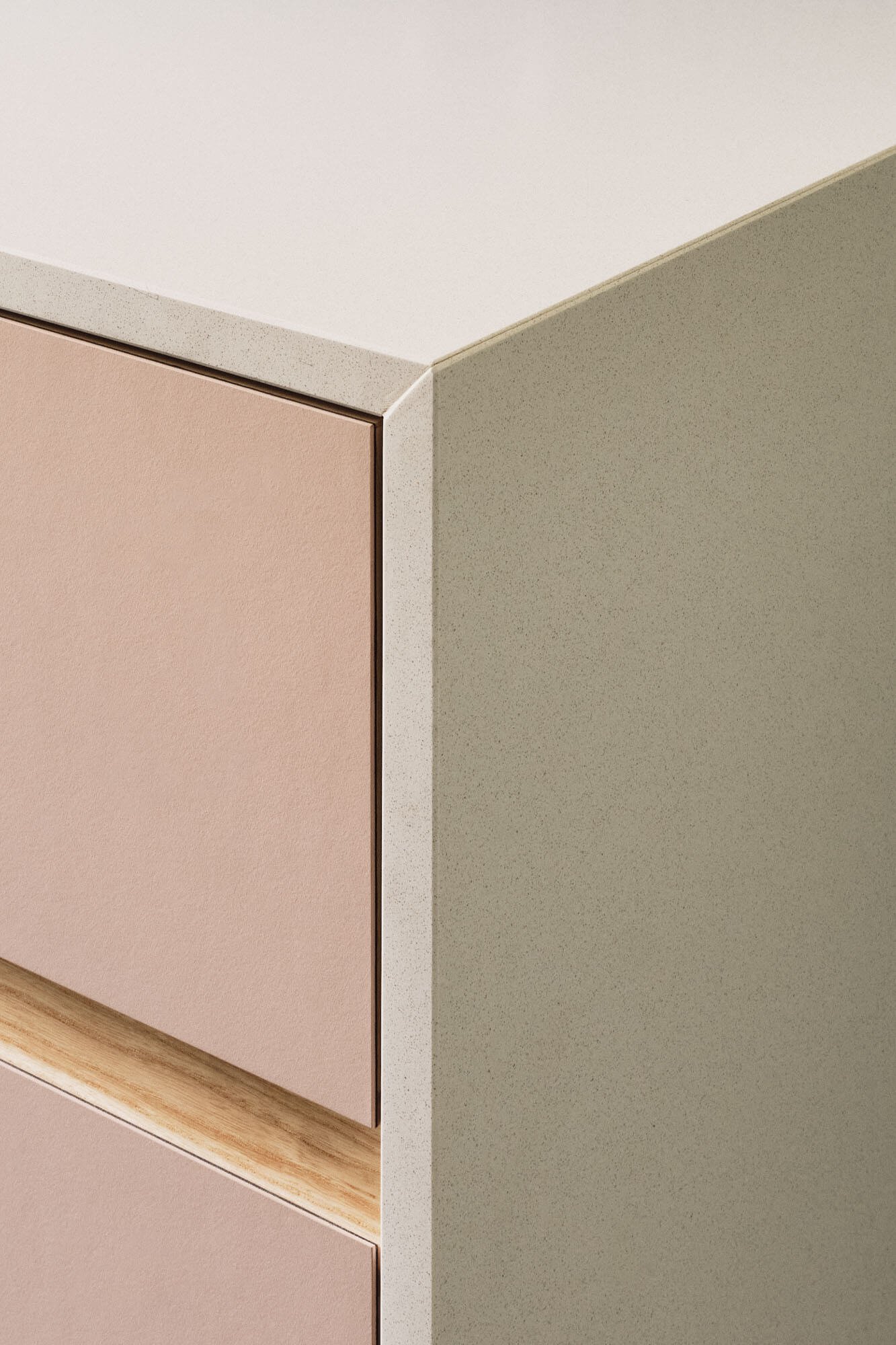 Detail Badezimmermöbel mit Fronten aus rosa Desktop-Linoleum